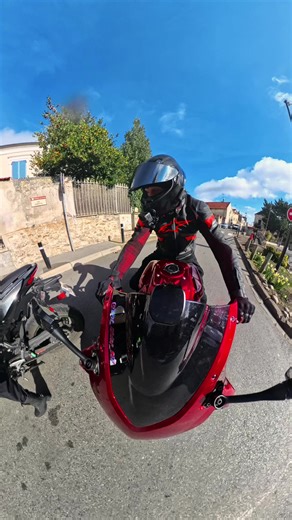 🔥Un vrai ninja!🔥 Tu valides le coup de pied? FEAT @Picky.blondie 🥷 Je vous laisse admirer mes talents de ninja! Des années d’entraînement je vous le dis. N’hésite pas à donner ton avis sur ce contenu ça m’aidera beaucoup merci👇❤️💬 👇👇👇ET SURTOUT N’OUBLIE PAS QUE 👇👇👇 —————💥“Je suis le motard préféré de ma motarde préférée”💥————— 🏍️ CBR 650R 💥 🎥 @insta360 x4 et Ace pro 2 🥷 @rebelhorn.official fighter 🪖 @agv.helmets 🥾 @alpinestars 🍼 @redbull #bikelife #couple #motorcycle #moto #C