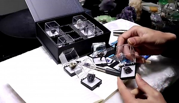 Rocks and Minerals Kit, Rock Collection Box for Kids, Includes Real Natural Iron Minerals Rocks Samples, Toys for Boys and Girls