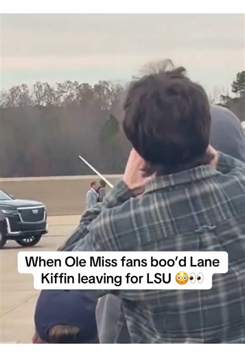 They were NOT happy 😧 (gohles1/x) #cfb #collegefootball #lanekiffin #lsu #olemiss