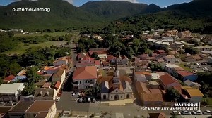 Cap sur la Martinique. L’île aux fleurs abrite le deuxième village préféré des français: Les Anses d’Arlet ! Très prisée des martiniquais, cette commune côtière au charme pittoresque va vous transporter dans le temps avec son mode de vie authentique ! Un reportage à retrouver sur https://la1ere.francetvinfo.fr/emissions/outremerlemag La 1ère | C pas si loin