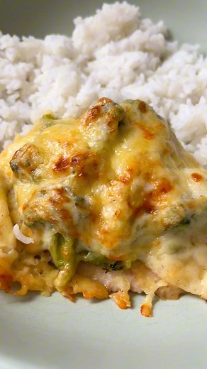 810K views · 9.1K reactions | Brokkolis Dubarry csirke Hozzávalók: 6 vékony szelet csirkemell Só, bors, fokhagymapor Olívaolaj 450 g fagyasztott brokkoli (8 percig főztem) Besamel (30g vaj, 30 g liszt, 300 ml tej, só, bors) Reszelt sajt Sütés: 180 fokon 15-20 perc #easyrecipe #mutimiteszel #broccoli #chicken #cooking | Bettisdailykitchen | Facebook