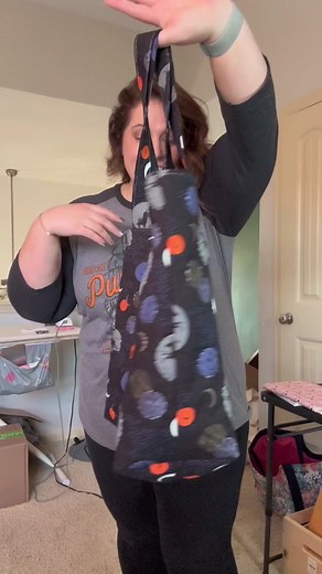 Here is a quick tutorial on how to make a beginner friendly, sort of quilted, fully lined tote bag! You only need 5 fat quarters! These would make wonderful gifts!! I believe in you! #learntosew #sewabag #quiltedbag #sewingtutorial #sewingprojectsforbeginners #howtosew #fatquarterprojects