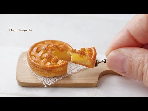 Please turn on subtitles./Make a apple pie miniature with polymer clay.