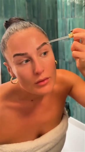 Want thicker, fuller, longer lashes and brows in just 4 weeks? Say less. 👀🔥 Our 100% vegan, cruelty-free growth serum is your new beauty essential. Each tube lasts a full 3 months, giving you noticeably thicker, stronger, more conditioned lashes—FAST. Powered by clinically backed plant extracts like: 🌿 Ginseng 🌿 Allantoin 🌿 Red Clover Extract These ingredients work together to boost natural growth and deliver visibly fuller, more voluminous lashes and brows! 💚 Fast 💚 Safe 💚 Effective 💚 