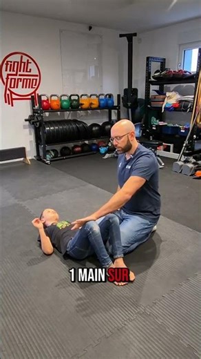 Un exercice simple pour renforcer le contrôle du corps Un enfant allongé, qui pousse doucement