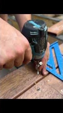 安装户外地板Decking flooring