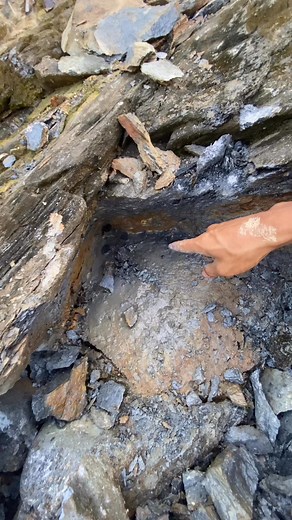 183K views · 3K reactions | breaking and splitting rock containing large amounts of gold mixed with sand and panning to separate the sand from the gold #goldnugget #mininggold #lookingforgold #treasure #viral #panningforgold #goldmining #goldprospecting | Gold Discovery Armin | Facebook