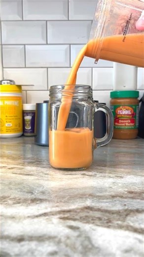 YUM 🍓 this smoothie - orange, lemon, strawberries, celery (p.s. add ice) easy and simple breakfast!