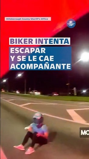 Motociclista intenta escapar de policía y se le cae su acompañante #shorts