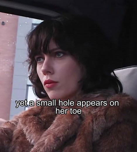 To preserve her youth,a woman changes her skin every day