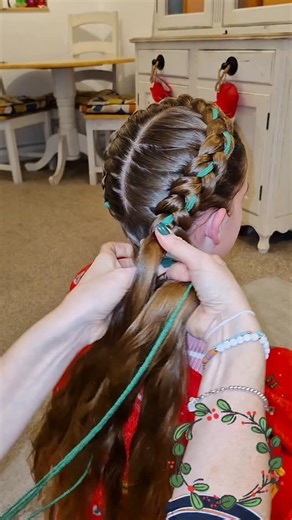 Alex Loudon on Instagram: "How to braid a CHRISTMAS HOLLY WREATH with green wool and berries to give a festive feel. The crown is a DUTCH braid pulled in with a topsy-tail and secured with a few Bobby pins 💚❤️ Save and braid at your own pace 💚❤️ #sevenoaksmums #sevenoaksbraids #sportshair #hairtips #hairgoals #videohair #braidtutorial #hairvideotutorial #hairtutorialvideo #hairglamvideos #hairvideoshow #hairvideos #longhairstyles #naturalhairtutorial #tutorialvideo #braidinglife #braidingcommu
