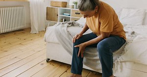 Une douleur à la jambe gauche ? Les causes possibles et dans quel cas consulter en urgence