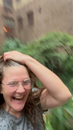 Drew Barrymore (@drewbarrymore)’s video of Drew Barrymore