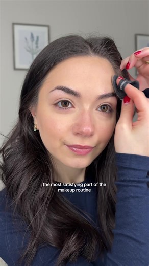 I swear this is the best powder to ever exist. @Laura Mercier translucent loose setting powder in “Rose” #makeuptipstiktok #makeuptransformation #settingpowder