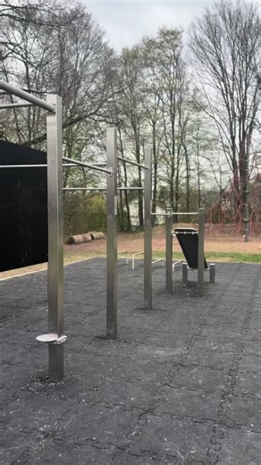 💪🚨 Kostenlos trainieren – mitten in Bad Salzuflen! Neue Outdoor-Fitnessanlage am Schulzentrum Lohfeld: Modern, kostenlos und für alle zugänglich. Reckstangen, Barren, Hangelleiter und mehr — Fitness jetzt einfach unter freiem Himmel. #badsalzuflen #fitness #calisthenics #outdoorfitness #lokalnews