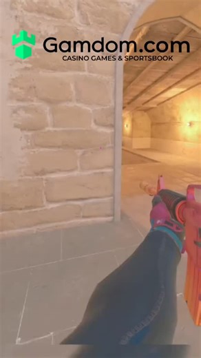 Cs_casino5 on Instagram: "日本利用压电瓷砖将人们的脚步转化为电能。 这些瓷砖能够捕捉你脚步产生的动能。 当你行走时，你的体重和动作会对瓷砖产生压力。 瓷砖会轻微弯曲，产生机械应力。 瓷砖内部的压电材料会将这种应力转化为电能。 每一步都会产生少量电荷，数百万步加在一起，就能产生足够的电力来驱动LED 灯、数字显示屏和传感器。 在像涩谷车站这样人流密集的地方，每天大约240万步都在为这个系统做贡献。 这些电力可以储存起来或立即使用，从而减少对传统能源的依赖，并支持可持续的城市基础设施。 这种方法把日常的动作转化为实用的可再生能源。 #日本#知识＃事实#你知道吗＃推荐# #历史 技术 实验热门"