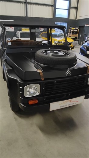 Méhari rare restaurée à neuf par le Mehari Club de Cassis et le préparateur BAAK Une collaboration qui donne naissance à une configuration d’exception 💎 🔹 1 290 km depuis restauration complète 🔹 Entièrement noire 🔹 Sièges cuir 🔹 Moquettes de sol 🔹 Roue de secours sur capot avant ⚫️ Look unique pour une Méhari hors du commun 📑 Facture complète de la voiture et de sa restauration 🔗 Plus d’infos sur notre site, lien dans la bio #mehari #mehariclubcassis #mehariclub #mehariclubdefrance #baak