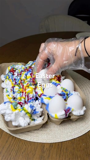 Healthy & natural way to dye Easter eggs 🐣🥚#easter #egg #eastereggs #diy #lifehacks