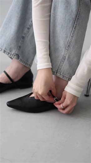 スクエアトゥデザインが足先を美しくみせてくれる U字カッティングフラットパンプス #welleg #shoes #menue #靴 #shorts