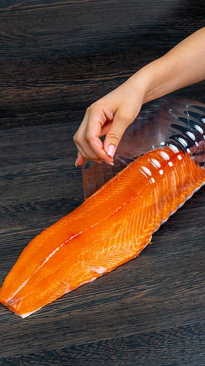 1.2M views · 7.5K reactions | Le secret que cachent les chefs ! Voici comment préparer le saumon le plus délicieux ! Ingredientes: saumon: 800 g beurre: 30 g À FEU MOYEN: 5 MIN À FEU MOYEN: 5 MIN oignon: 2 pc ail: 1 gousses champignons: 200 g sel: 4 g poivre noir: 2 g tomates cerises: 200 g épinards: 150 g crème de cuisson: 250 g citron: 1 pc | Savoureux.tv | Facebook