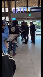 Noel Gallagher arrives in Japan. Oasis will play at Tokyo Dome Saturday and Sunday. 🎥 ililliililii1 | X #oasis #upinthesite #liamgallagher #noelgallagher #OasisLive25 | Oasis - UpInTheSite