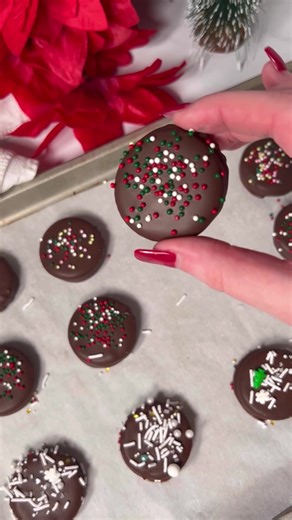 Day 12! We made it! And these are the easiest of all. 2-Ingredient Ritz Cookies. Get the recipe link in my bio or comment section on this reel. 💚❤️#12daysofchristmas #cookies https://www.momlovesbaking.com/2-ingredient-ritz-cookies/ | Mom Loves Baking