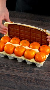 Personne ne s’attendait à un tel résultat ! Dessert simple et rapide à base de pâte feuilletée Ingredientes pâte feuilletée: 400 g oeufs: 10 pc pommes rouges: 3 pc eau: 600 ml À FEU MOYEN: 20 MIN mandarines: 5 pc chocolat au lait Milka: 250 g oeufs: 1 pc glaçons : 150 g En outre jus d’orange : 400 ml lait: 200 ml essence de vanille: 10 ml sucre: 70 g | Savoureux.tv