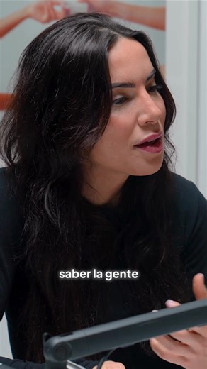 ¿Lactancia materna o fórmula? Una decisión que merece información 🤍🍼 Cuando hablamos de cómo alimentar a un bebé, no todo es blanco o negro. En este vídeo se explica por qué la lactancia materna, cuando es posible, se considera la opción más completa, y se subraya algo fundamental: elegir fórmula no es una mala decisión, sino una elección basada en circunstancias reales y totalmente respetables. También se aborda qué hace especial a la lactancia materna: su buena tolerancia digestiva, su impac