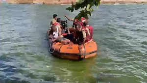 BREAKING NEWS: 21 Year old boy dived in Unkal Lake around 11:00 am and still no traces? Hubballi, June 14: Yes, this is today's shocking incident. 21 Yr old boy of Hubli had jumped into the Unkal Lake today morning and there are no clue whether he is still alive or not because he hasn't returned. Police and other respective authorities have been trying to find him from a few hours. Reports as per the natives claim to be this way: he slipped and fell into the lake, he willingly jumped into the la