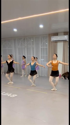 Single pirouette exercise. I should spot better next time 🥹🫶 #ballet #adultballetclass #ballerina