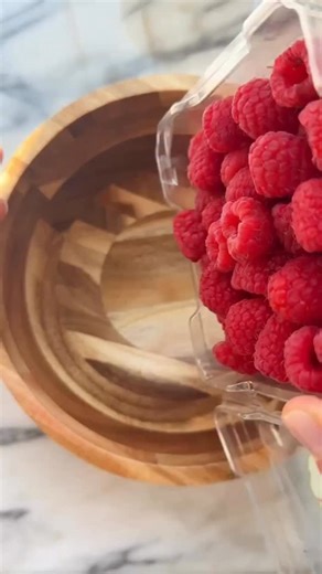 The easiest overnight chia dessert you’ll ever make🔥 What I used: 40g chia seeds 100g Chobani light Greek yogurt 150g frozen raspberries or fresh 50ml extra light milk Mix everything together and you can eat it straight away but for the best thick, creamy consistency leave it in the fridge overnight! This recipe gives you 20g of protein but if you want even more just add a scoop of your favourite vanilla protein powder and it still stays low calorie and high volume. Macros: 344 calories • 20g p