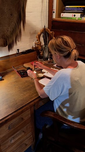 Elk kunstwerk dat ik maak, krijgt van mij een officieel certificaat van echtheid. Hier in mijn boerderij in Beuningen zet ik persoonlijk mijn handtekening en breng ik het zegel aan. Zo weet jij zeker dat je een origineel kunstwerk van mij in huis haalt. In deze video laat ik je zien hoe ik dat doe – puur en zonder poespas. #CarinaKroeze #Kunstenares #Beuningen #CertificaatVanEchtheid #OrigineleKunst #KunstMetZegel Music: Acoustic Guitar 1 Musician: music by audionautix.com License: https://creat