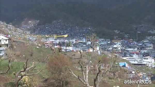 La distruzione a Mayotte, l'isola devastata dal ciclone