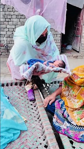 جڑواں بیٹیاں ایک میں لے آئ Aao Madad Karen