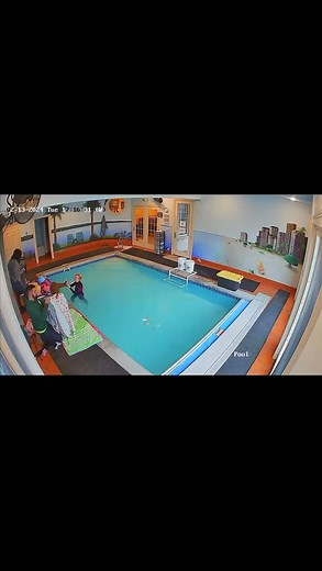 Big shout out to one of our talented instructors, @swimwithannetteisr for this incredible example of why self rescue skills are so important for our precious children ❤️“We all aim to supervise our little ones every second of every day, but it’s truly impossible!This is the PERFECT example of how accidents happen. Mom and Dad are busy preparing this trio of energetic sisters for their lessons. Big Sis was up first and Mom was answering questions with me before her lesson. Dad pulls back a curiou