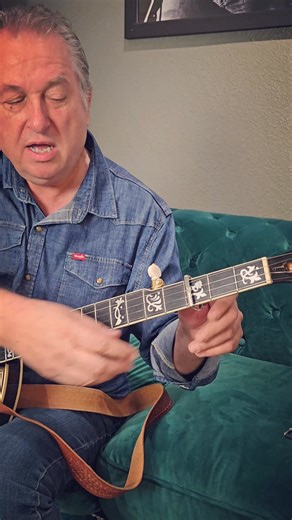 Jens is back talking about capos today! How to position it, how tight they should be and more! What is your favorite capo? #banjotips #jenskruger #deeringbanjos #capo | Deering Banjos