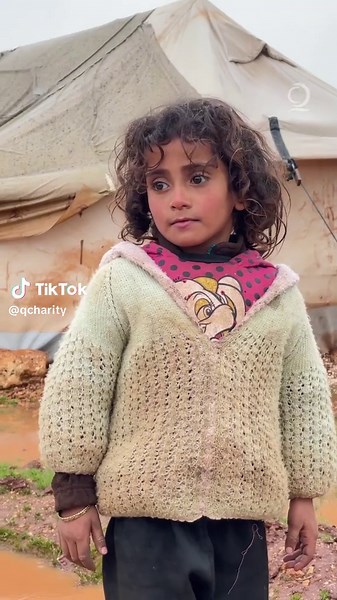 تواصل فرقنا الإنسانية جهودها في توزيع المساعدات في #سوريا كل سلة غذائية تُحدث فرقًا وتعين العائلات المحتاجة. معًا نعيد لهم الأمل 🙏❤️ #قطر_الخيرية | #احياء_الأمل | #سوريا