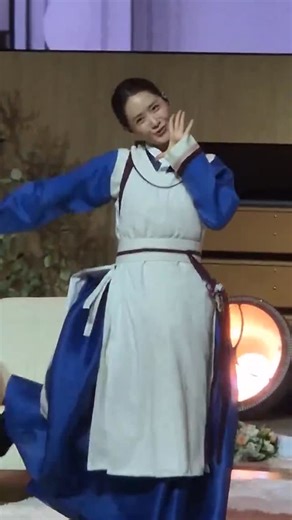 LE SSERAFIM MUSIC ICON OF THE YEAR on Instagram: "Yoona Girls Generation sbn menarikan SPAGHETTI di fanmeetingnya!🌟🤩 cr. deermyhappy #LE_SSERAFIM #르세라핌 #SAKURA #사쿠라 #KIMCHAEWON #김채원 #HUHYUNJIN #허윤진 #KAZUHA #카즈하 #HONGEUNCHAE #홍은채 #LE_SSERAFIMINDO"