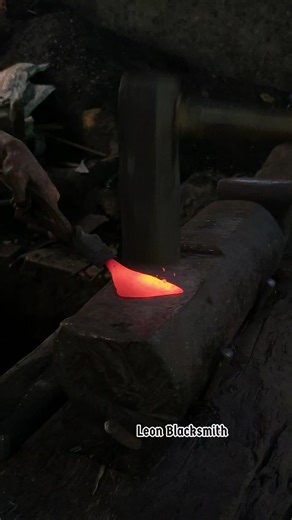 From ordinary iron, it is magically transformed to become shiny like glass, this is a tool for harvesting swallow's nests 🔥🔥🔥 #Blacksmith #Blacksmithtraditional #metalworking #iron #craftsmanship