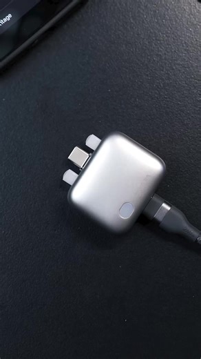 This might save your battery life… 🔋 Fully charged? It shuts off automatically. Simple idea, but actually genius.#smarttech #charginghack#chargerseparator #charger#techtok