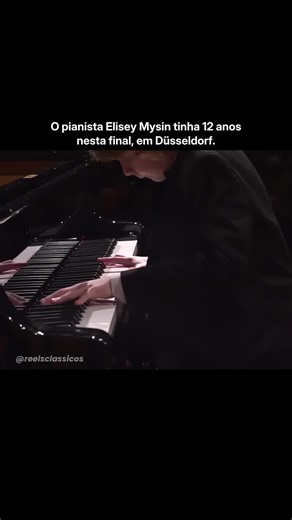 ✉️🎹 Wolfgang Amadeus Mozart – Concerto para piano n. 12 em lá maior, K. 414 Elisey Mysin – piano 🎹 Kölner Kammerorchester – Christoph Poppen, regência • Fora do trecho do vídeo, no movimento lento, este concerto cita um tema de Johann Christian Bach, que tinha sido mentor de Mozart em Londres. Bach morreu meses antes de o concerto ser escrito, e Mozart escreveu ao pai que era uma pena para o mundo da música. O tema vem da abertura de uma ópera de Bach, La calamità de' cuori. No jornal Wiener Z