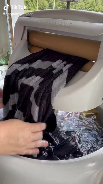 Vintage Washing Machine - Kelvinator Wringer Washer