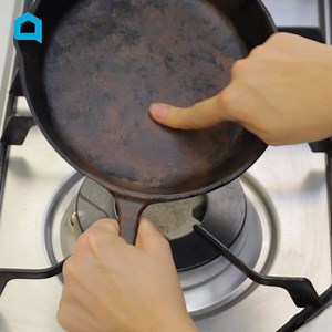 261K views · 1K reactions | Most people are afraid to clean their cast iron pans. Here's the RIGHT way to do it! | Hometalk | Facebook