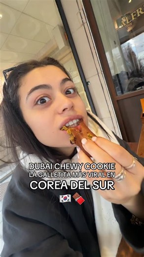 Bianca Montero | Content Creator on Instagram: "Así es la GALLETITA más viral de COREA DEL SUR 🇰🇷🍪 Malvavisco, cacao amargo en polvo, kataifi y pasta de pistacho… TIENDA: ROYAL MACARON (Sinsa-Dong) Precio: ₩4.900 Pero a partir de la próxima semana van a estar a ₩5.900 😱 #bicmontero #korea #argentinosporelmundo #coreadelsur"