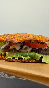 „Burger essen & trotzdem abnehmen?! 🤯 Hier ist das Rezept – und du wirst es lieben!“ ⸻ 🍔 Low-Carb Burger Buns (ohne Mehl!) ✅ 4 Möhren, fein geraspelt ✅ 1 Ei ✅ 50 g geriebener Käse ✅ Salz & Pfeffer ➡️ Alles vermengen und in runde Burgerbrötchen formen ➡️ Bei 180 °C Umluft für 25–30 Minuten backen ⸻ 🥩 Das saftige Patty ✅ 250 g Rinderhack ✅ Salz, Pfeffer, Paprikapulver ✅ 1 EL Olivenöl ➡️ In der Pfanne scharf anbraten, schön knusprig! ⸻ 🥗 Toppings (gesund & lecker!) ✅ Feldsalat ✅ Tomate ✅ Rote Z
