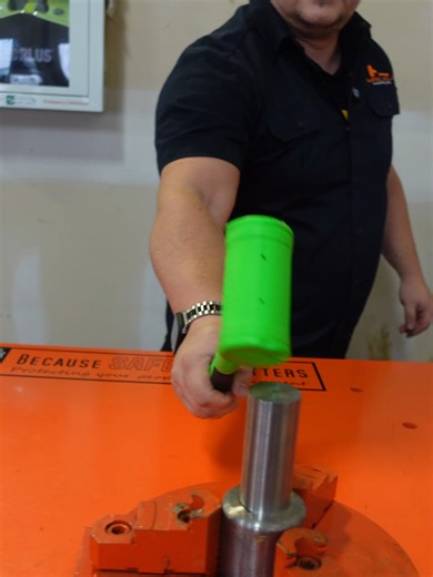 20 more strikes on the Snap-On today, 40 total. Started hitting metal on metal, marred the shaft.. 👀 #snapon #handtools #sledgehammer