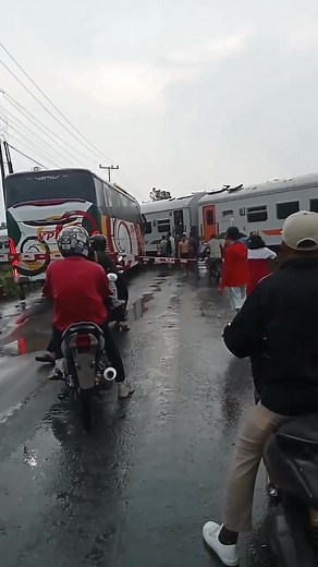 Satu unit bus NPM menerobos palang rel kereta api, hampir saja bertabrakan dengan kereta api yang melintas. warga yang berada di dekat rel kereta pun menghampiri sopir bus dan memberitahu karena ke aroganannya yang menerobos palang rel kereta api Kejadian ini berada di gunting saga, kualuh selatan | Bus indonesia
