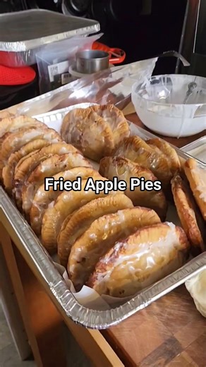 65K views · 463 reactions | Granny Smith, Macoun, McIntosh and Honeycrisp, SugarBee apples are great options for apple pie. Using a mix of apple varieties, pre-cook the pie filling, prep it ahead & refrigerate overnight. Make homemade pie crust by hand!! Don't use a food processor. Lard and butter make the BEST flaky pie crust! (Recipe in comments) | A Farmgirl's Kitchen | Facebook