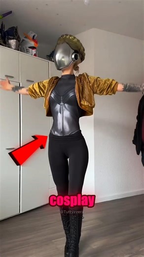 Ela Estava Fazendo Cosplay… Até Que o Pai Entrou no Quarto 😳🎭