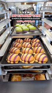 85C Bakery Cafe, a popular Taiwanese bakery is FINALLY open in San Antonio! This amazing bakery offers an assortment of sweet baked goods, cakes, breads, tarts, soufflé cheesecakes and so much more.🥤 85°C Bakery also offers a variety of delicious drinks! I loved their Mango Matcha Latte & Strawberry Matcha Latte! 🥭🍓📍12710 I-10 Frontage Rd Ste 150 ⏰ Mon-Sun: 10am-4pm #sanantonio #sanantoniotx | S.A.Foodie